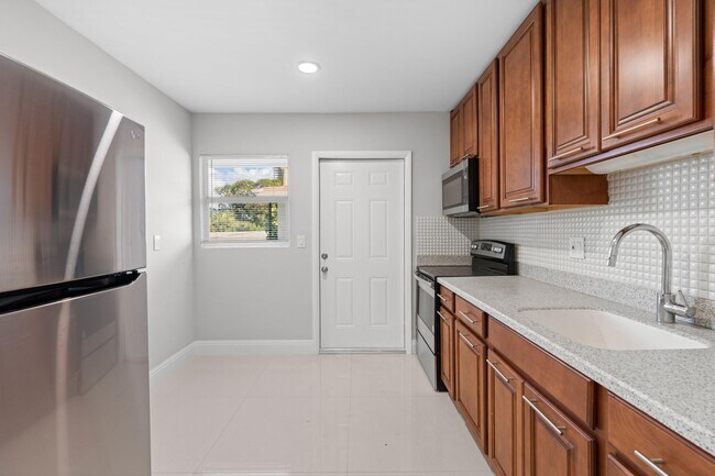 Building Photo - 825 3rd St