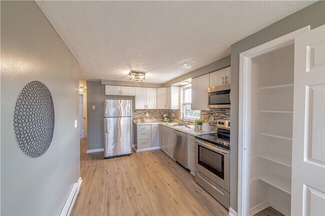 Building Photo - Single Family Ranch close to UofR & Strong...
