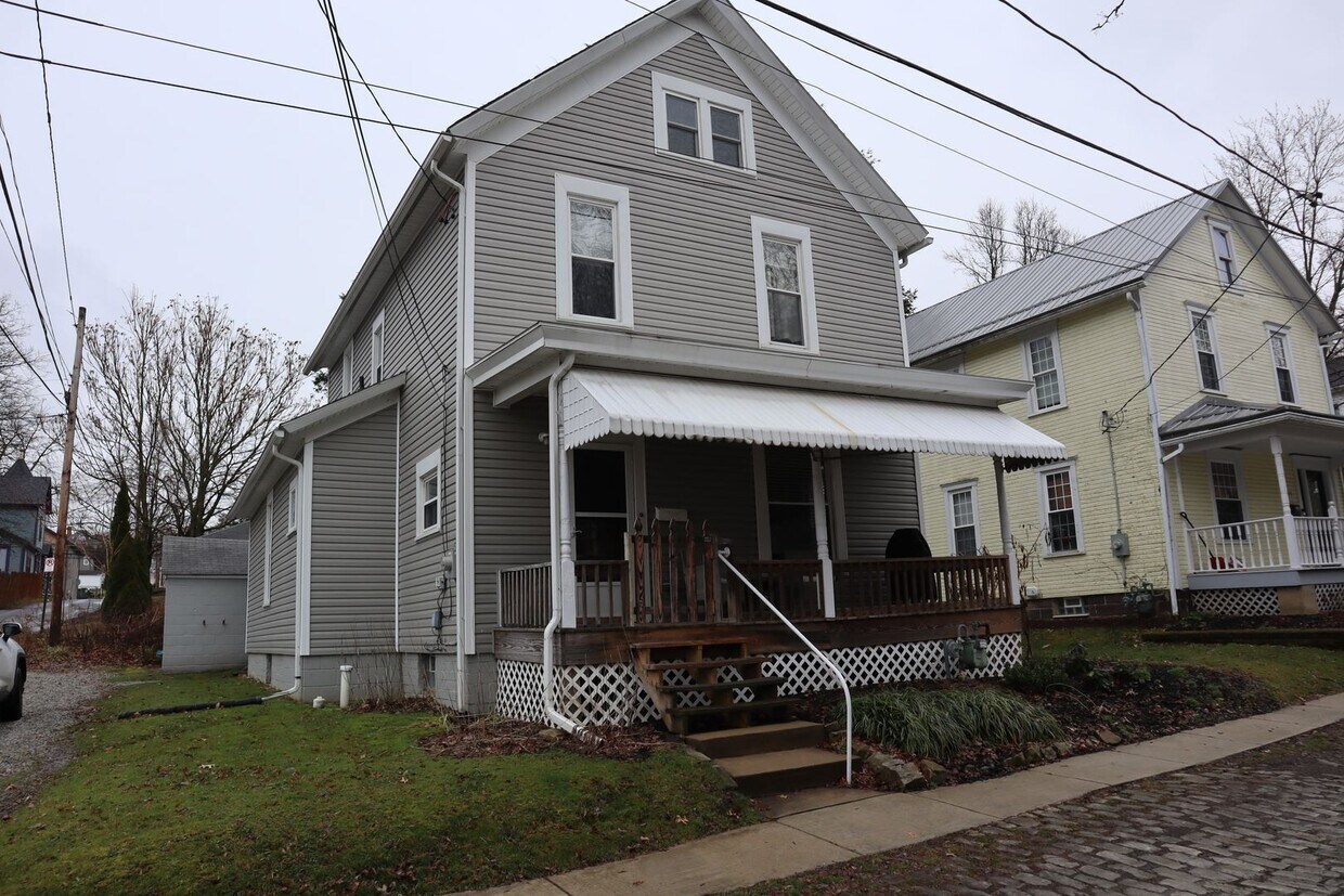 Foto principal - 2-3 bedroom house with 1 car garage in Ind...