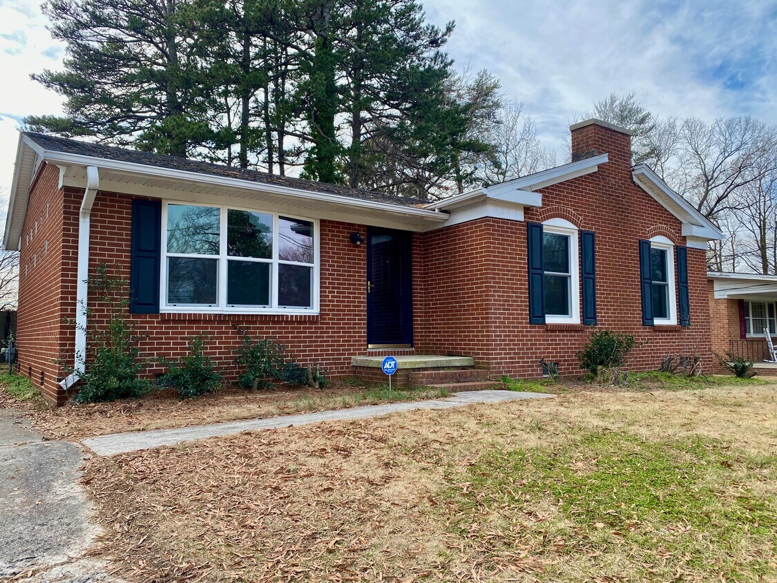 Primary Photo - 1803 W Meadowview Rd
