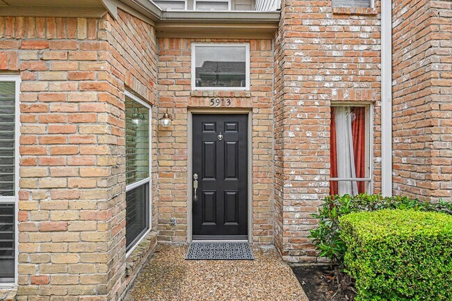 Foto del edificio - 5913 Woodway Place Ct