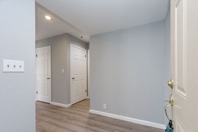 Foto del edificio - 2BR/2.5BA Townhouse with Bay Views + 3 Decks | 2-Car Garage | San Carlos | YouTube Tour