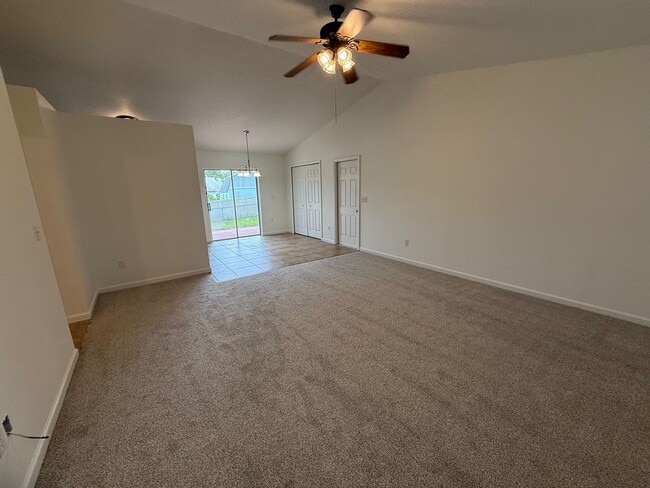 Building Photo - Charming 3/2 home