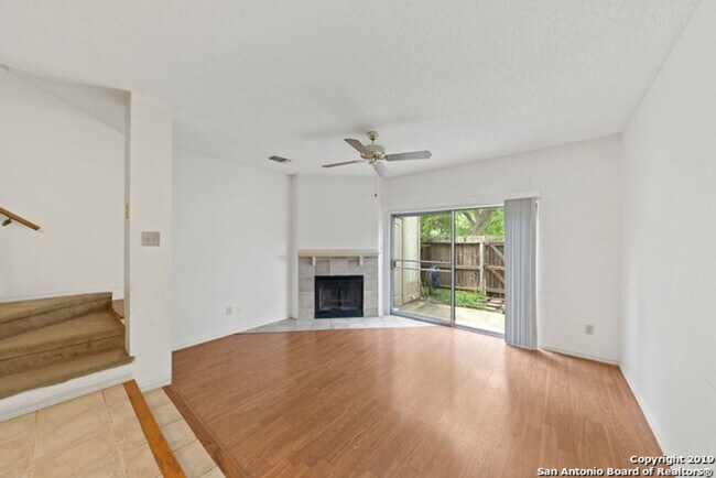 Foto del edificio - 10254 Dover Ridge