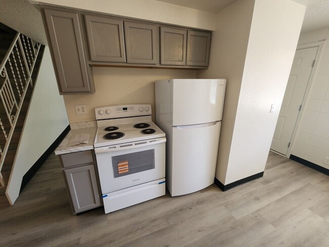 Building Photo - Remodeled 2 Bedroom Apartment