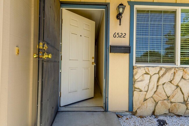 Foto del edificio - 6522 Maywood Ln