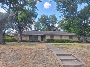 Building Photo - 906 Sharpshire Dr