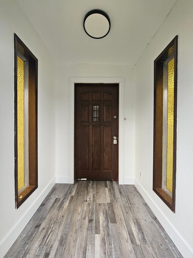 Foto del edificio - Charming 3 bed 2 bath house on a corner lo...