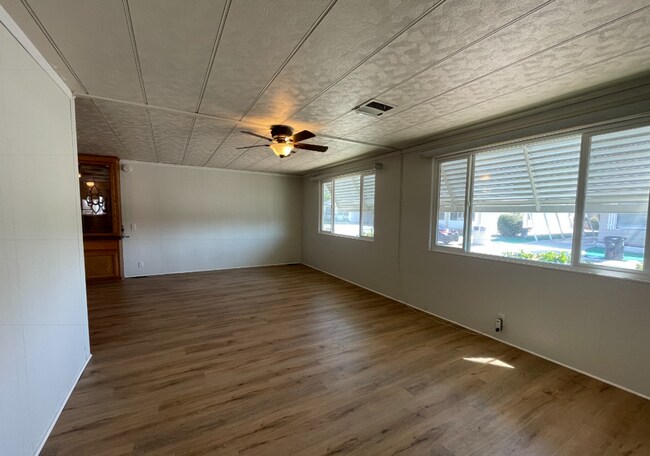 Building Photo - Three Bedroom Two Bathroom Home in Sierra ...