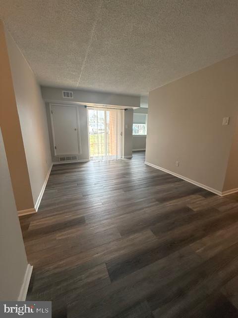Foto del edificio - 3303 Valley Dr