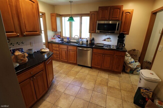 Building Photo - 3 br, 2 bath  - 45 Thurston St # 2