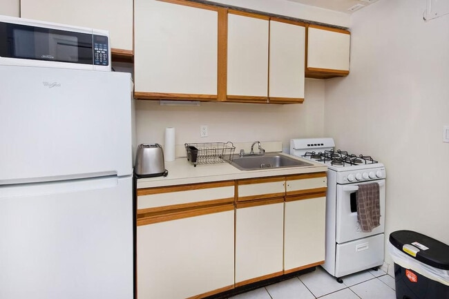 Building Photo - 318 E 80th St