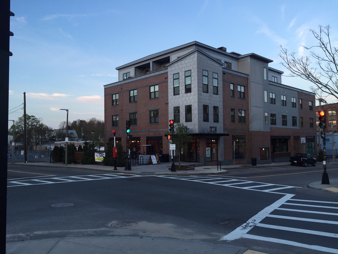 Cafe, salon, Pilates studio first floor - 156 Green St