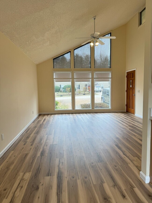 Building Photo - Charming 2 Bed Rental with Scenic Views in...