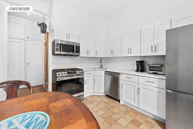 Building Photo - 255 W 108th St