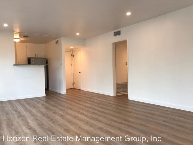 Building Photo - 9801-9809 Crenshaw Blvd