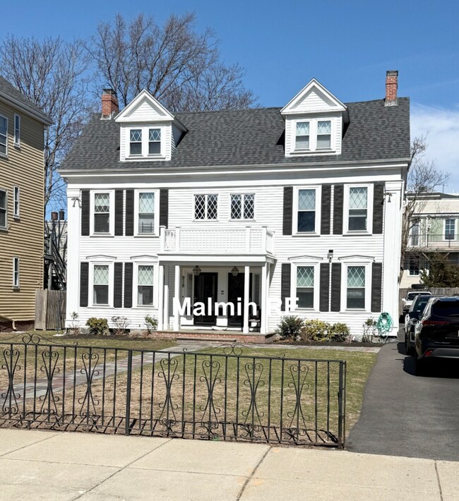 Building Photo - 920 E 4th St