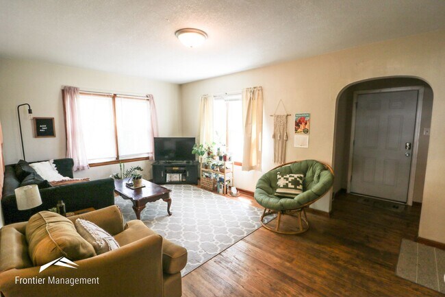 Building Photo - Fantastic 5 bedroom remodel! Completely re...