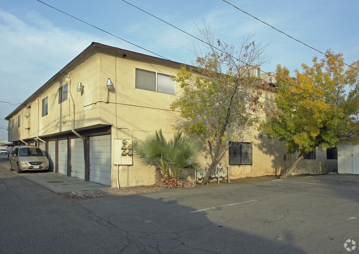 Building Photo - 428 E Shields Ave