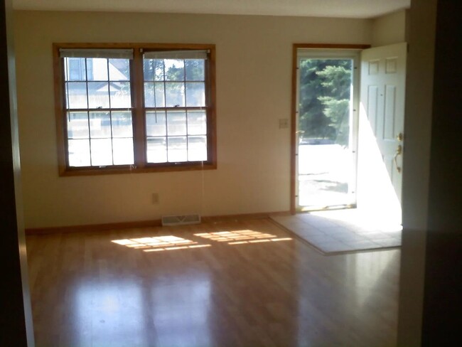 Building Photo - Awesome 3 BR/1 BA End-Unit Townhome in Min...