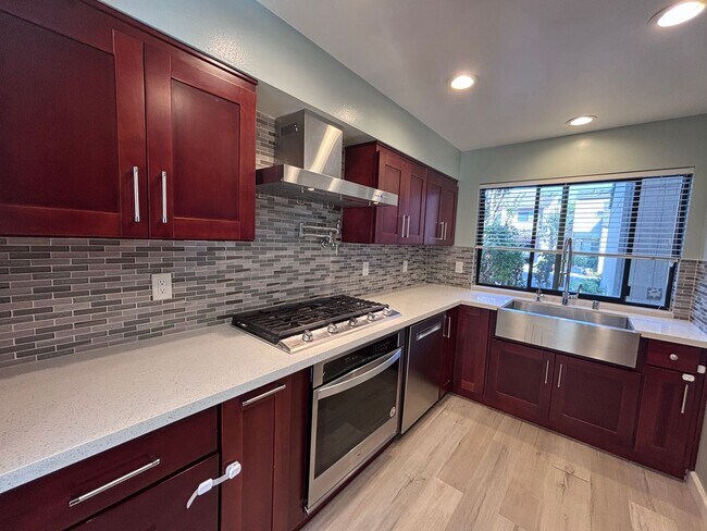 Foto del edificio - ALMADEN VALLEY-Beautifully upgraded 3-bedroom, 2.5-bath end-unit townhome