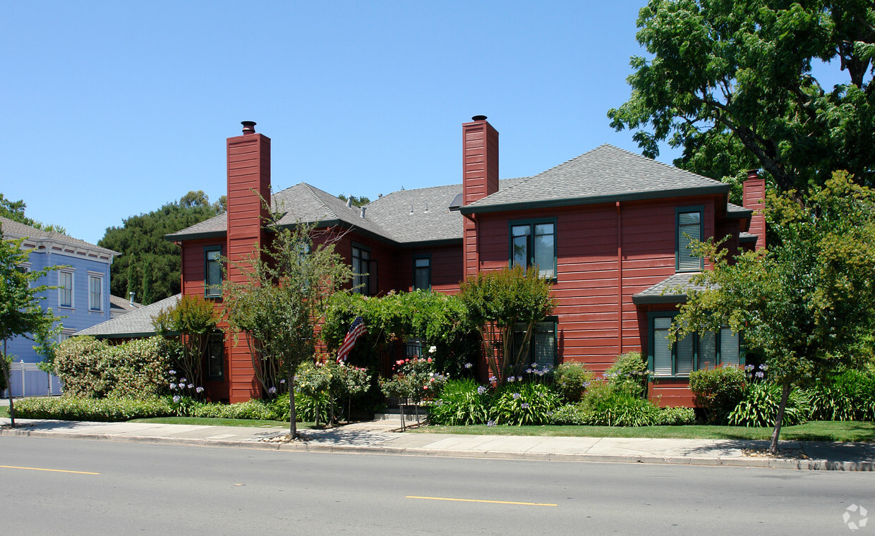 Building Photo - Villa De Adobe