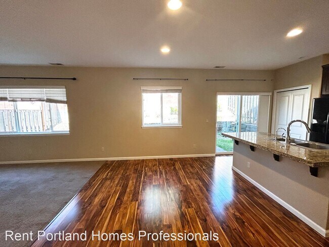 Building Photo - 4 br, 2.5 bath House - 9419 NW Ember Lane
