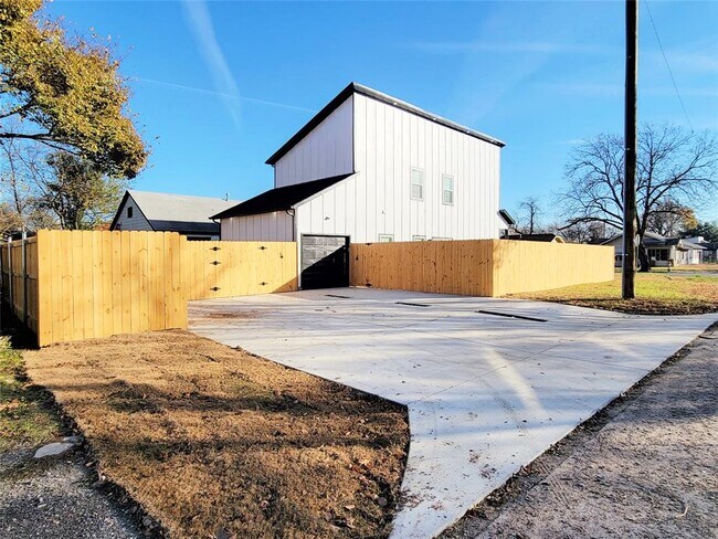 Building Photo - 1733 Maryland Ave