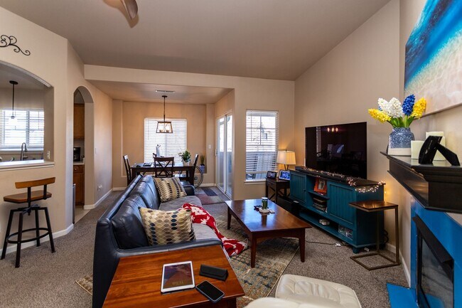 Foto del edificio - Beautiful upper-level condo in gated community!!!