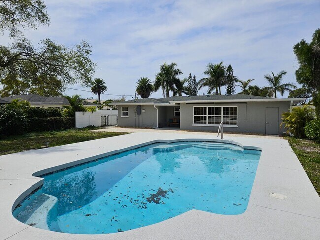 Foto del edificio - Annual Unfurnished Pool Home on the Island...