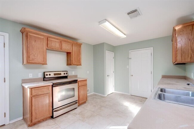 Building Photo - 18735 Reynolds Park Dr