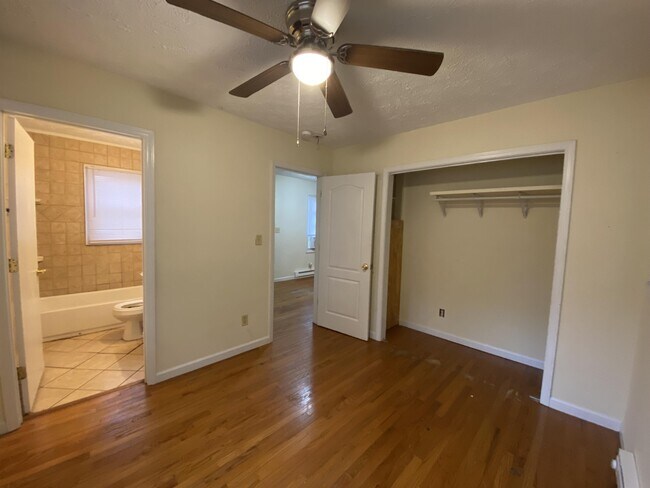 Building Photo - 4970 Robin St