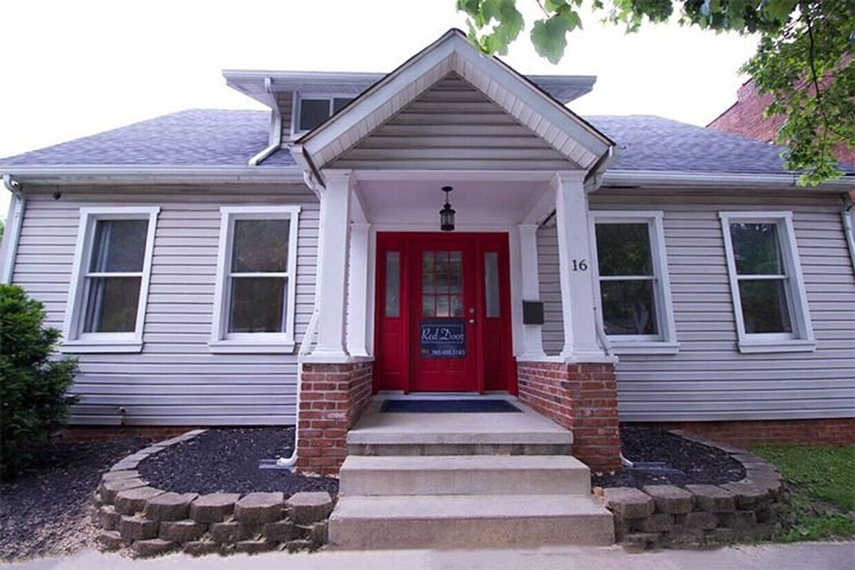Building Photo - Red Door- 3-bed/2-bath - 2024 Early Inquir...