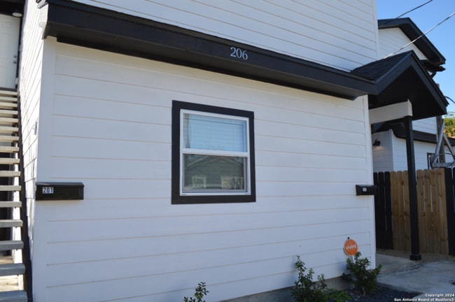 Building Photo - 206 Roberts St