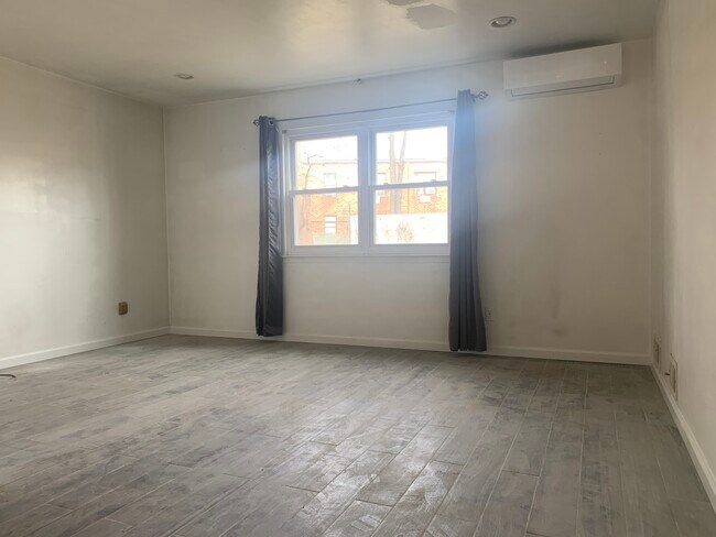 Building Photo - 107 Forest St