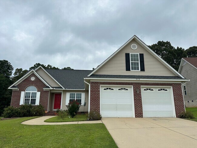 Building Photo - 4 Bedroom, 3 Bath with 2 Car Garage off Ho...