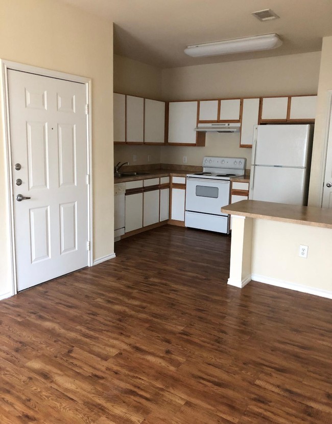 A1 Kitchen - Legacy Oaks Apartments