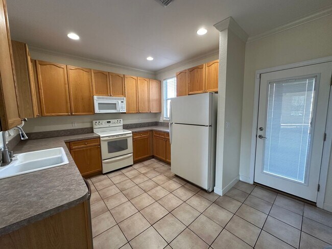 Foto del edificio - 2 Story Townhome ON SOUTHWOOD'S GOLF COURSE!