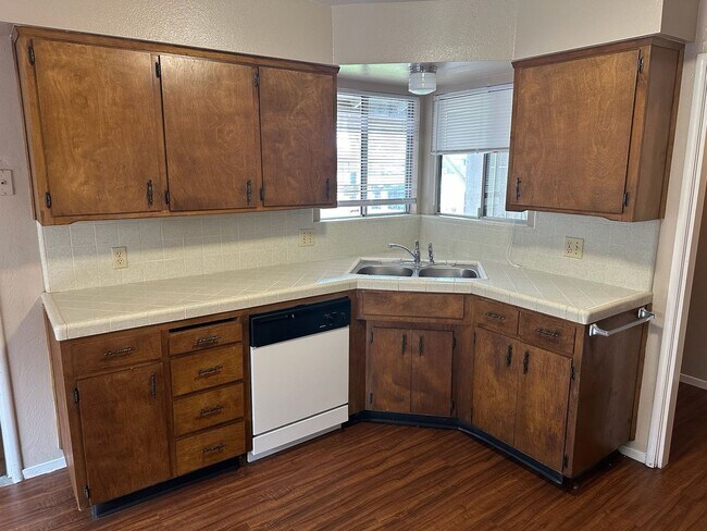 Foto del edificio - 525 S. VISTA  3 BEDROOM 2 BATH HOME  EASTS...