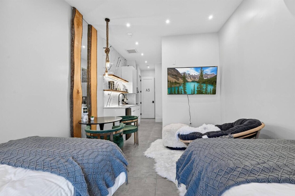 Primary Photo - 443 Clove Rd