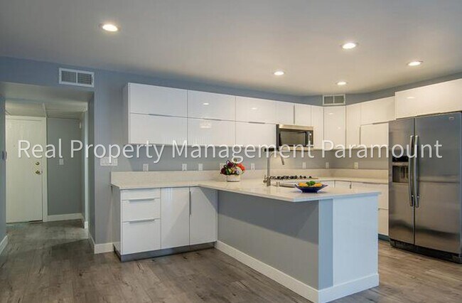 Building Photo - Spacious Condo with Relaxing Pool Views