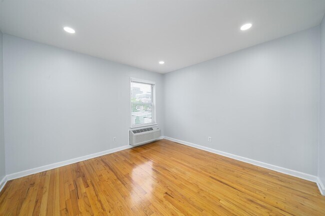 Foto del edificio - 6715 Polk St