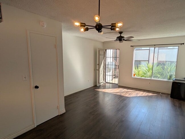 Building Photo - 8265 Echo Dell Rd