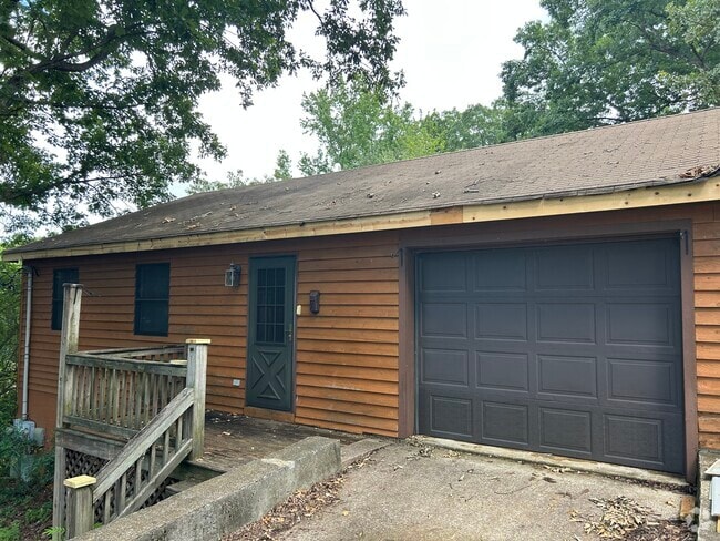 Building Photo - 600 Villard Dr