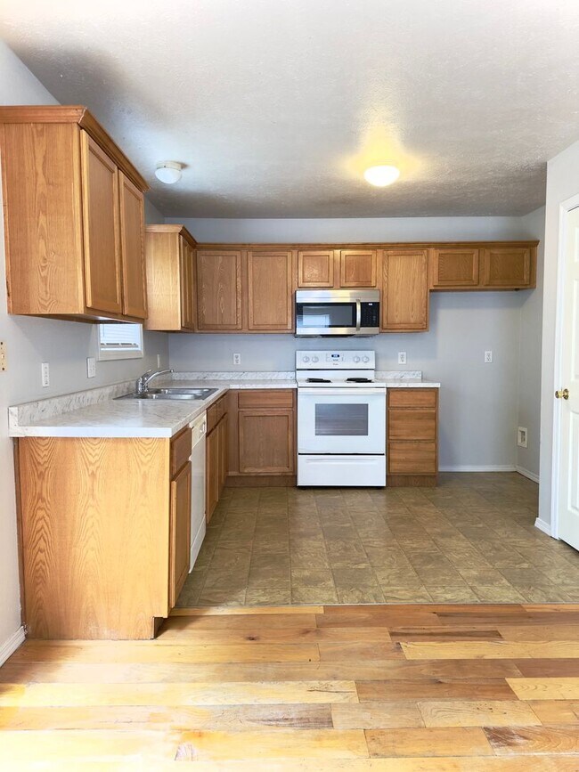 Building Photo - Very Nice 3 Bedroom Basement Home with spa...