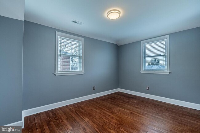 Building Photo - 1641 Thetford Rd