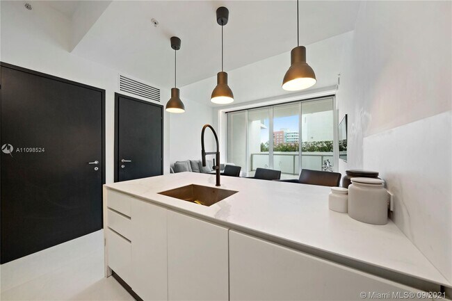 Foto del edificio - 50 South Pointe Dr