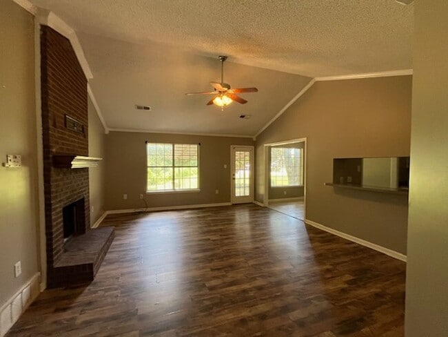 Building Photo - Renovated 3 Bedroom 2 Bath Home for Rent!