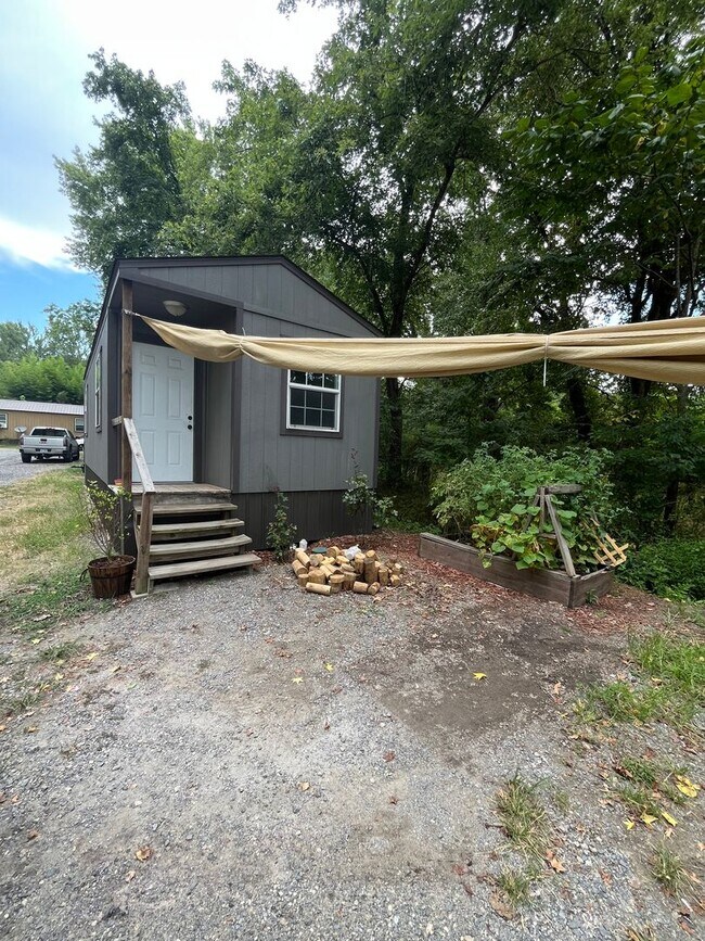 Building Photo - Cabin for rent!