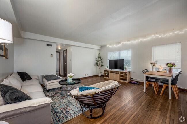 2 habitaciones, 1 baño - 1000 pies cuadrados - Sala de estar - 809 S Henderson